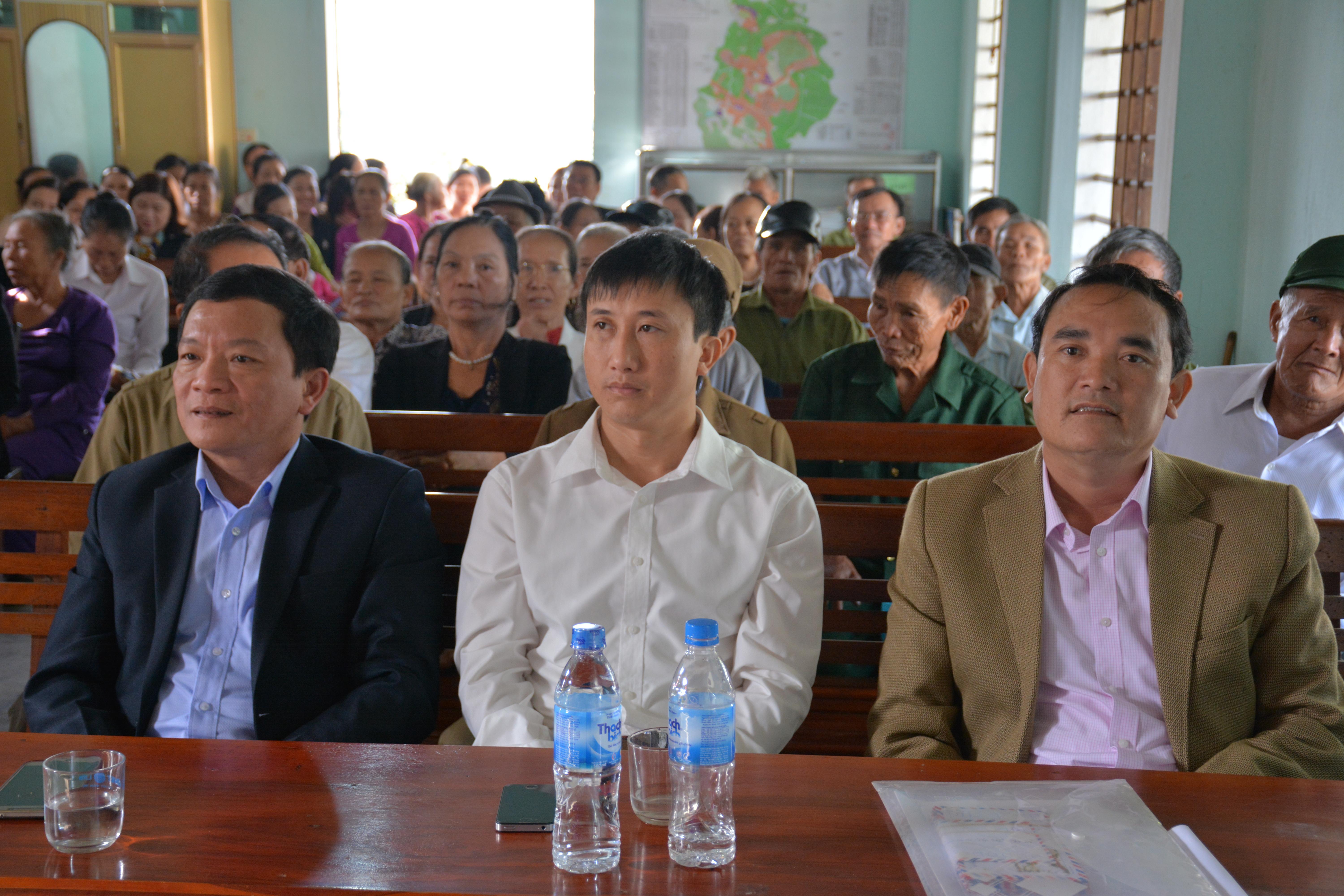 Đồng chí Trần Văn Kỳ - Bí Thư Đảng ủy Khối Doanh nghiệp tỉnh: Dự ngày Đại đoàn kết ở thôn Đồng Phú - xã Kỳ Đồng.