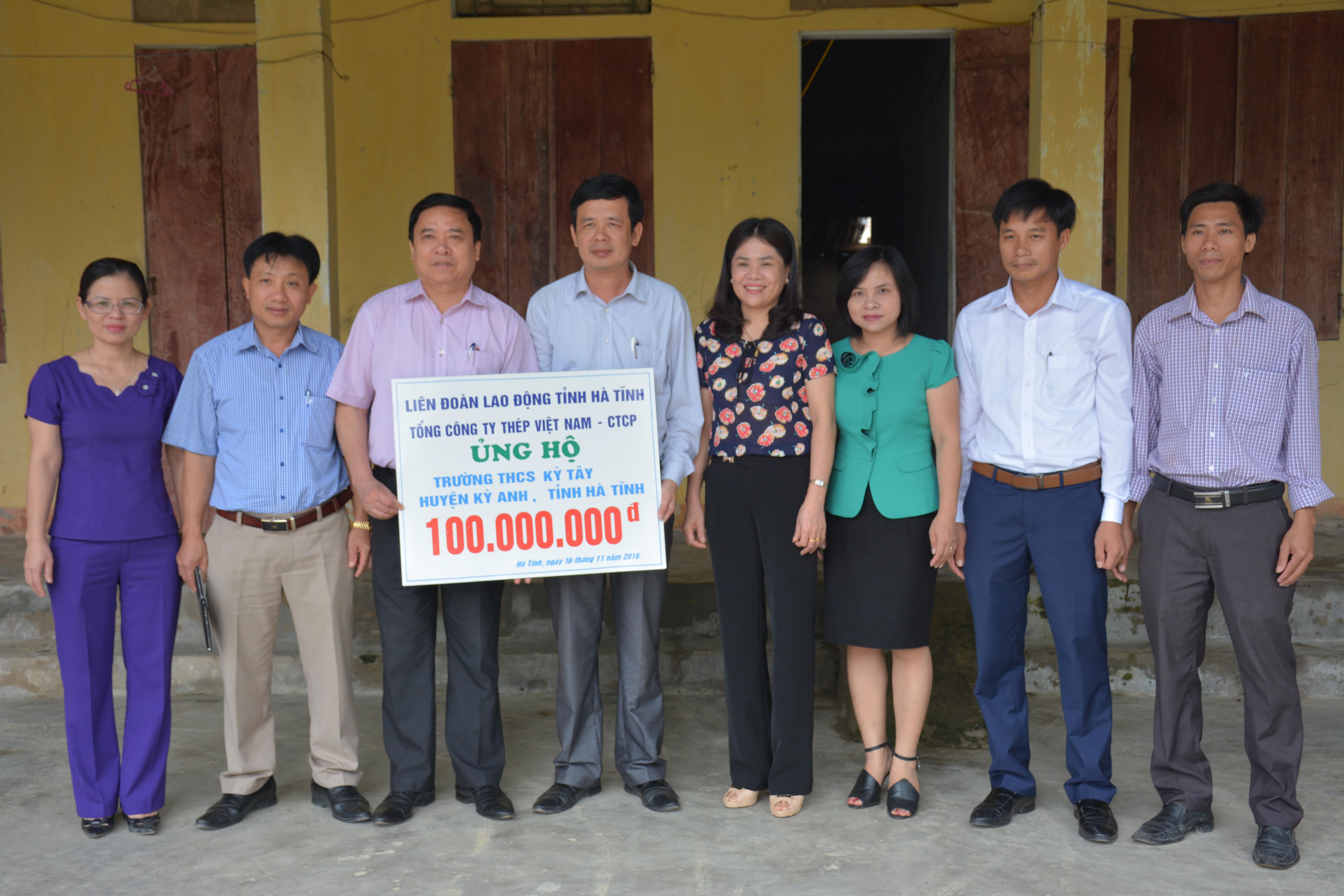 Liên đoàn Lao động tỉnh Hà Tĩnh: Trao tặng 100 triệu đồng hỗ trợ cho Trường Trung học cơ sở Kỳ Tây ( huyện Kỳ Anh).