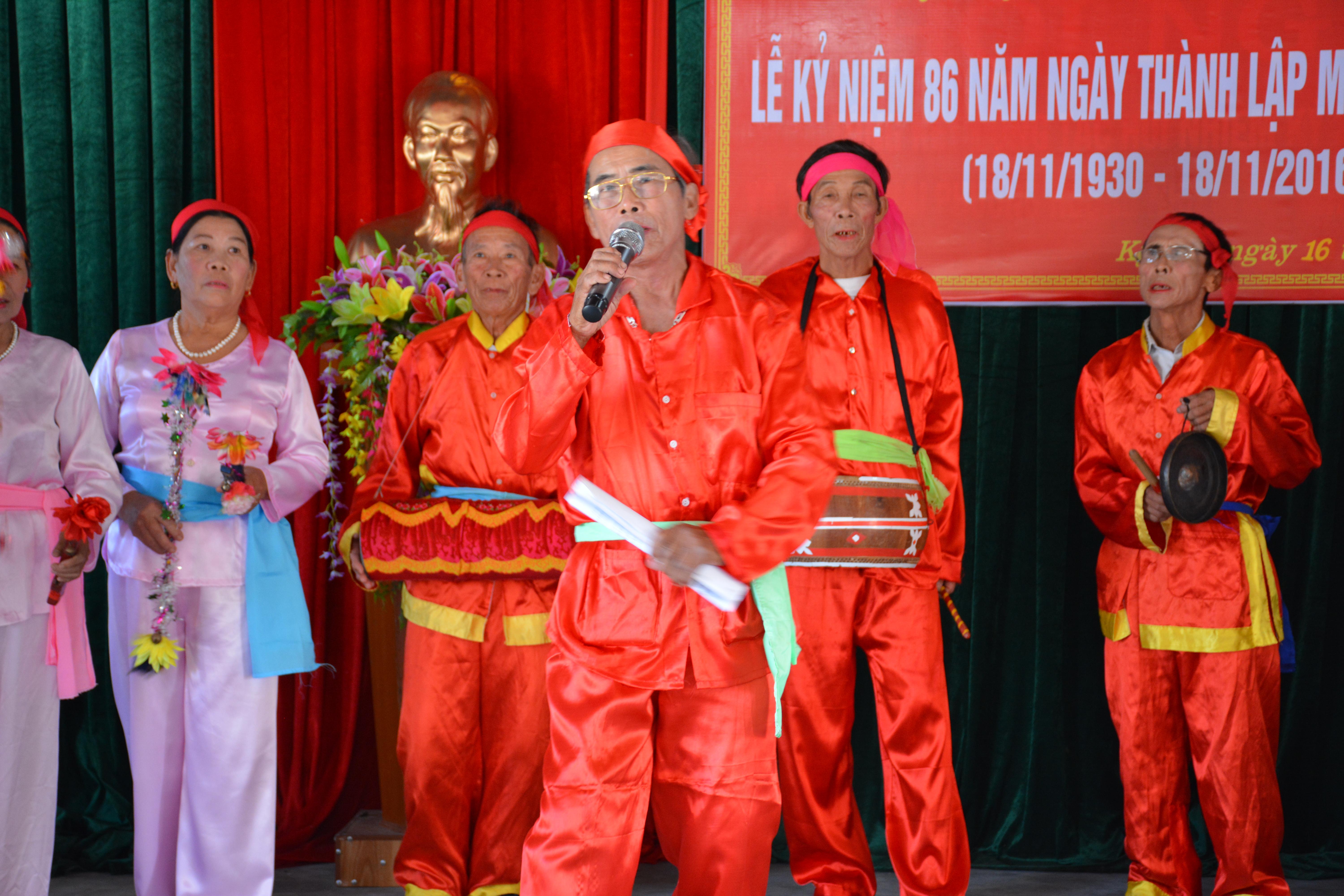 Đồng chí Nguyễn Viết Trường- Phó Bí thư Thường trực Huyện ủy Kỳ Anh: Dự ngày hội Đại đoàn kết ở thôn Thượng Hải- xã Kỳ Hải.