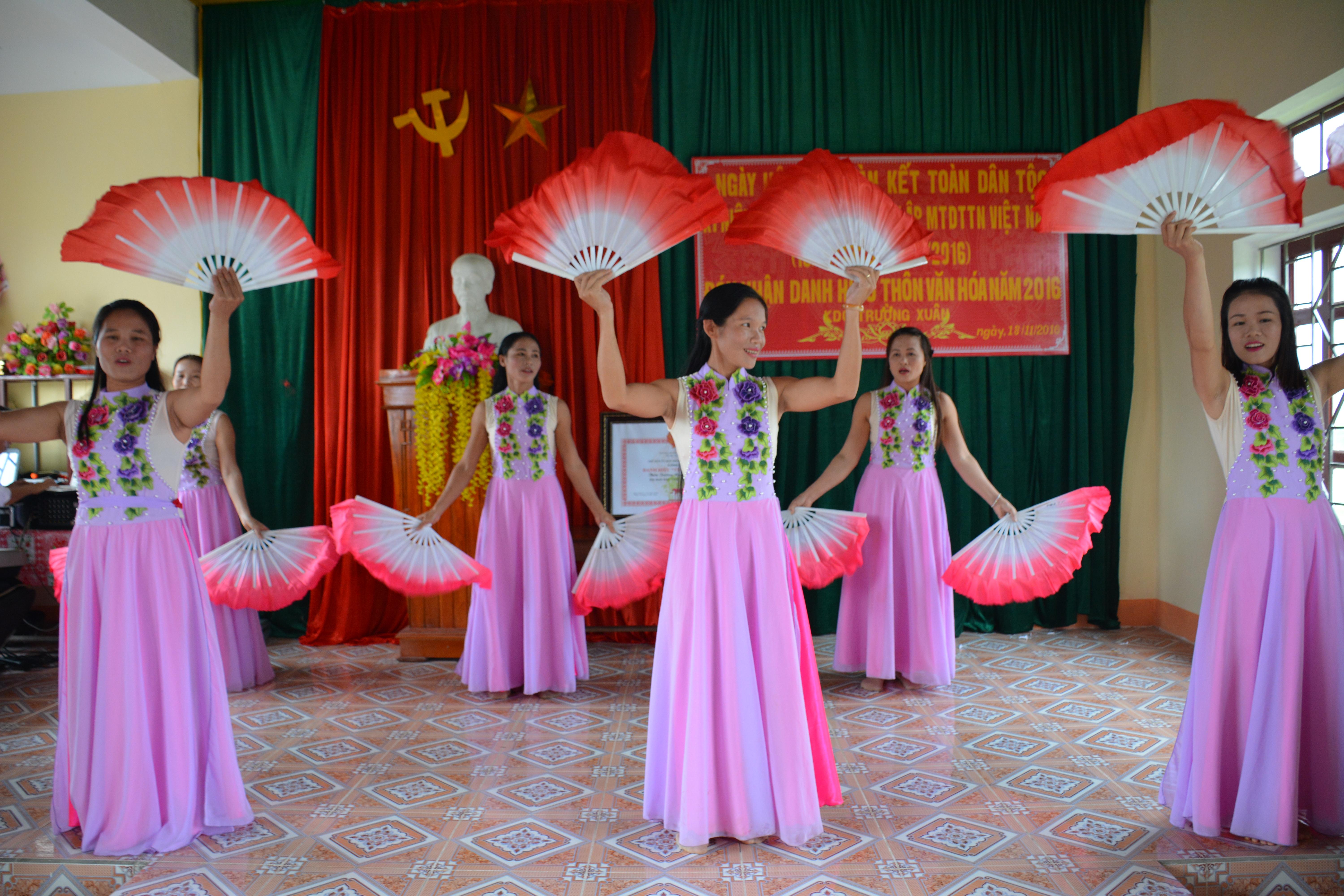 Thôn Trường Xuân- xã Kỳ Tây ( huyện Kỳ Anh): Tổ chức ngày hội Đại đoàn kết toàn dân và đón nhận Danh hiệu thôn Văn hóa.