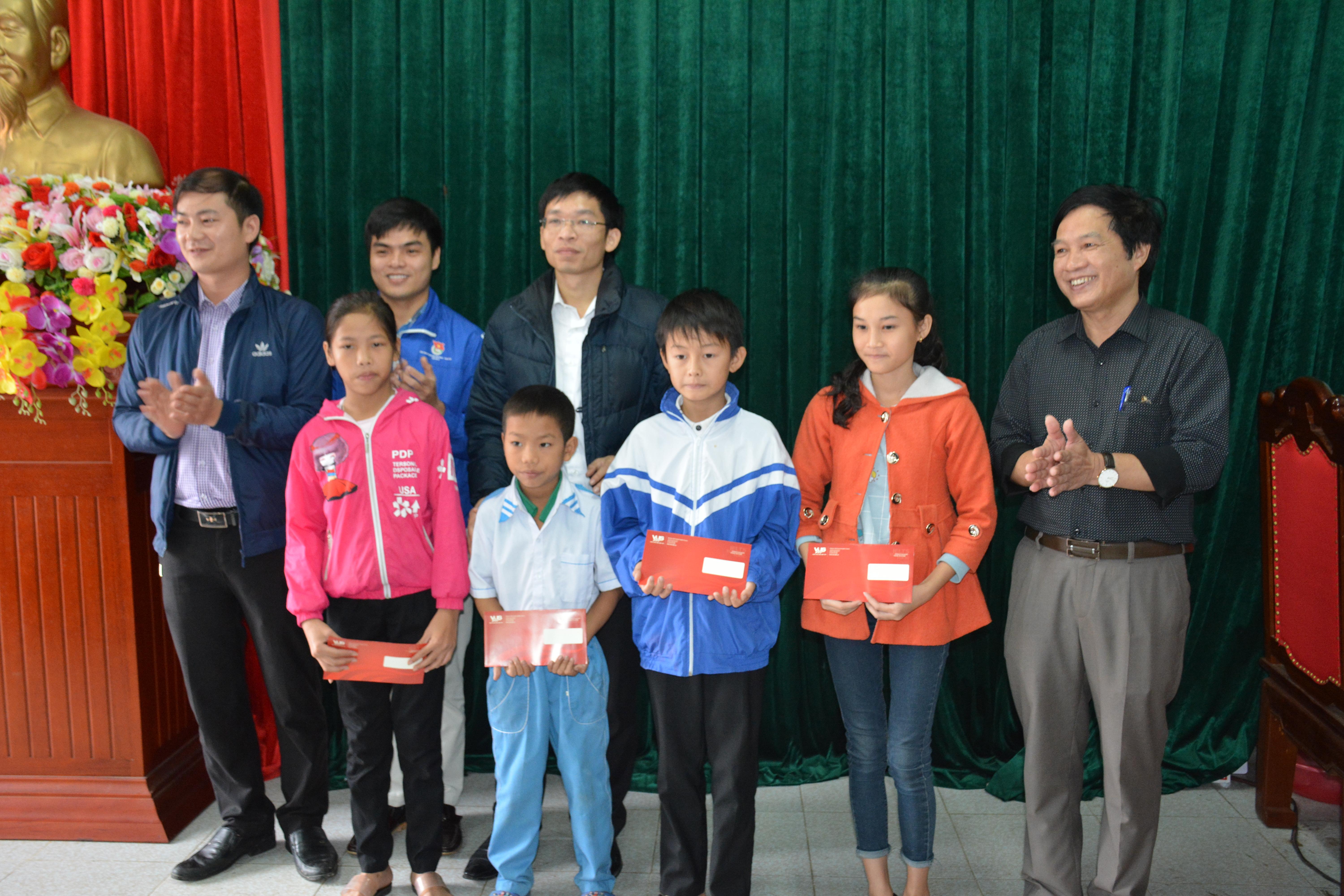 Báo Tiền Phong: Trao học bổng “ Nâng bước em tới trường” cho học sinh nghèo vượt khó ở huyện Kỳ Anh