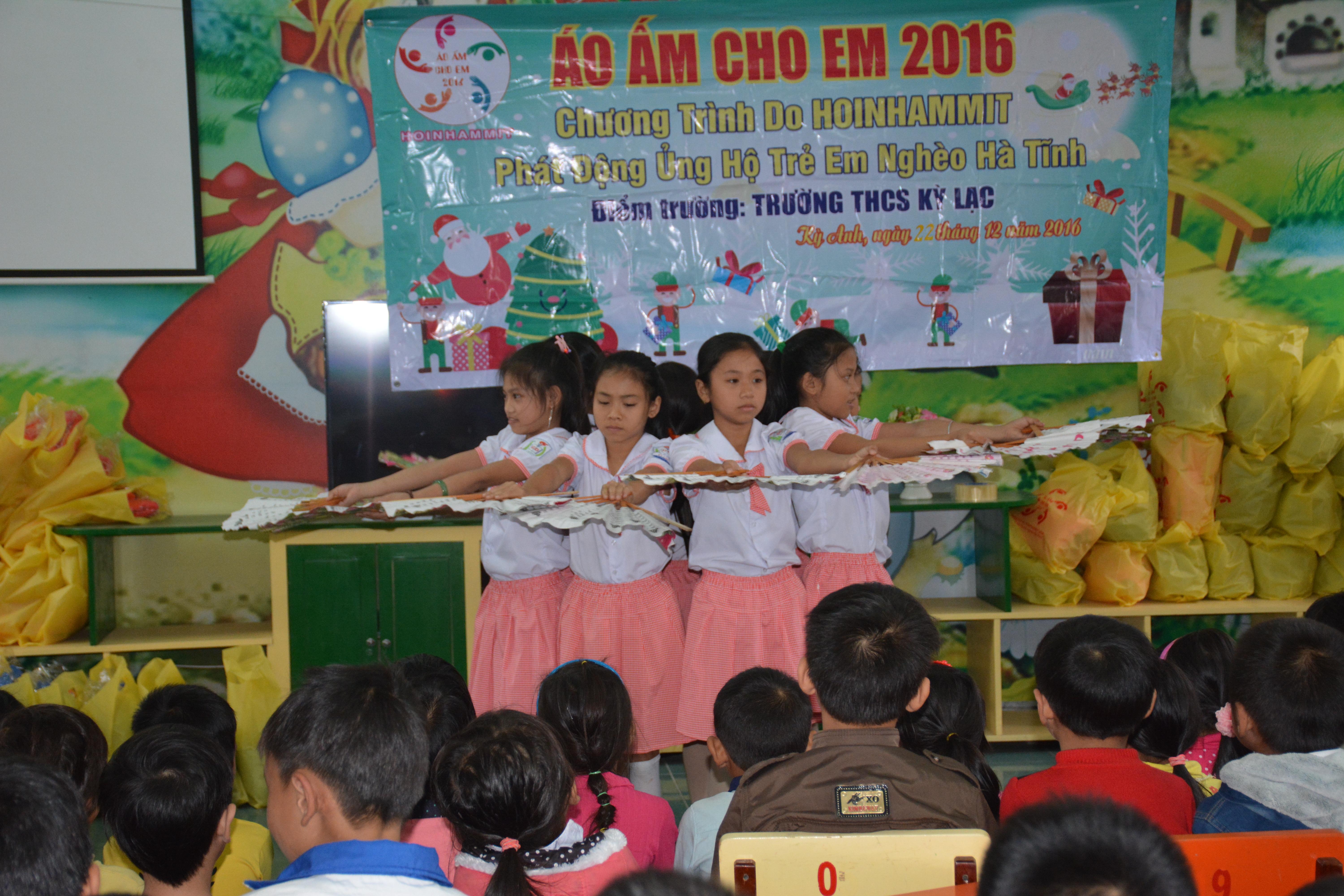 Nhóm Tình Quê và Hội Nham Mít: Trao tặng áo ấm cho học sinh nghèo trên địa bàn huyện Kỳ Anh.
