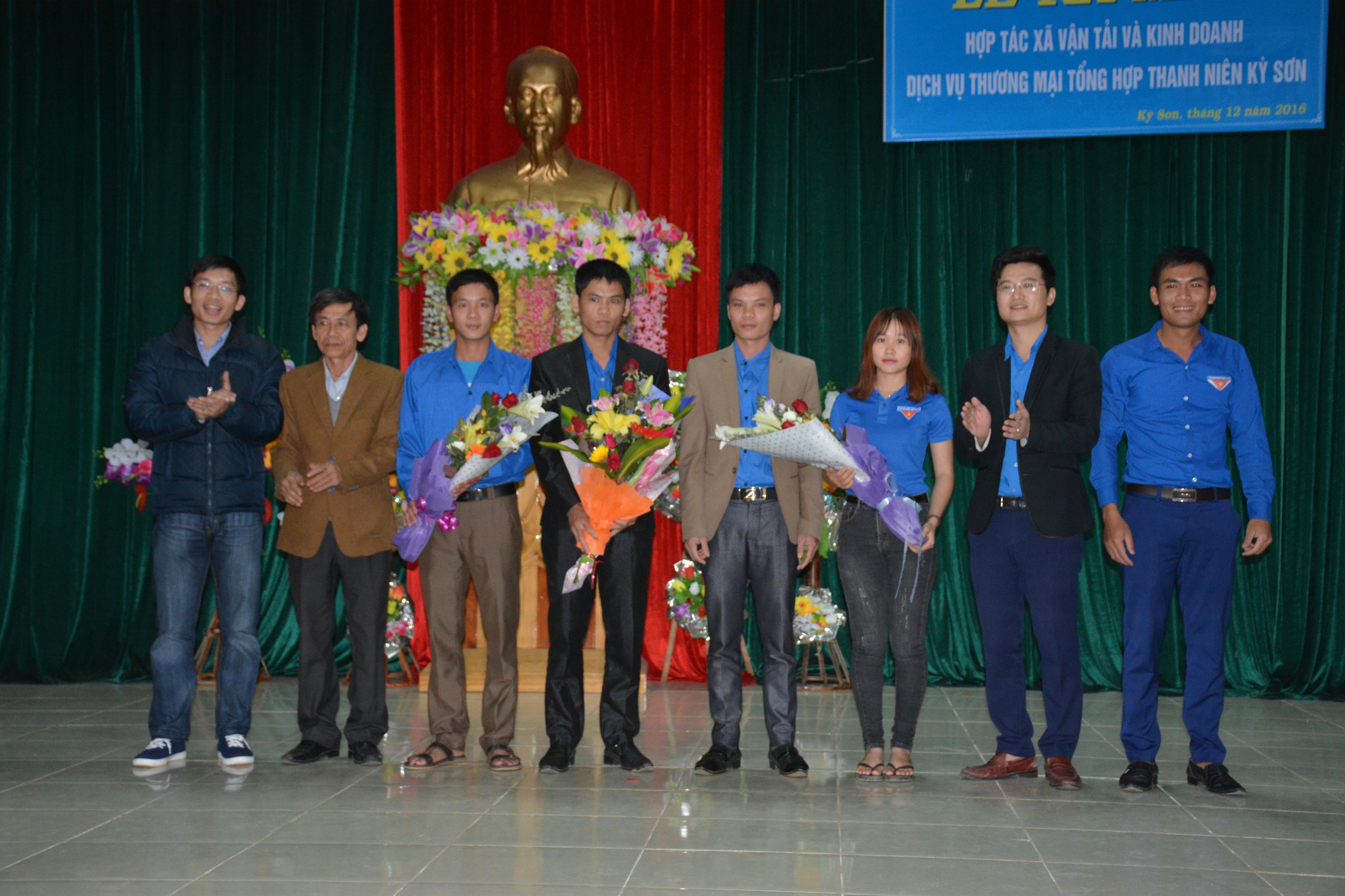 Huyện đoàn Kỳ Anh: Ra mắt Hợp tác xã dịch vụ việc làm thanh niên và trao nhà chống lũ ở xã Kỳ Sơn.