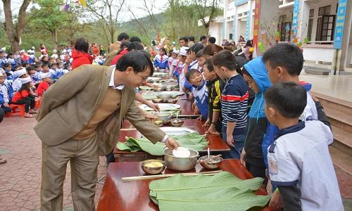 Liên đội Trường Tiểu học Kỳ Xuân ( huyện Kỳ Anh): Tổ chức chương trình gói “ Bánh chưng xanh - chia sẽ Xuân hồng”.