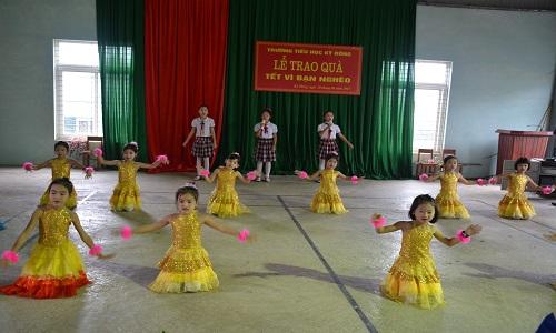 Trường Tiểu học Kỳ Đồng ( Huyện Kỳ Anh): Trao tặng 27 suất quà cho học sinh sinh nghèo và khuyết tật.