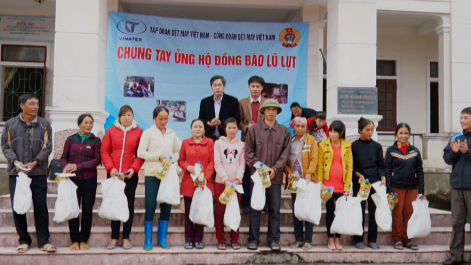 Công đoàn Tổng Công ty Dệt May Việt Nam: Tặng quà cho đồng bào bị lũ lụt ở xã Kỳ Lạc.