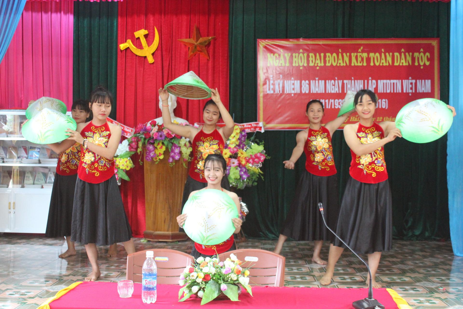 Đồng chí Dương Thị Vân Anh - Phó Chủ tịch Thường trực HĐND huyện Kỳ Anh: Dự ngày hội Đại đoàn kết toàn dân tộc ở thôn Bắc Sơn Hải- xã Kỳ Hải