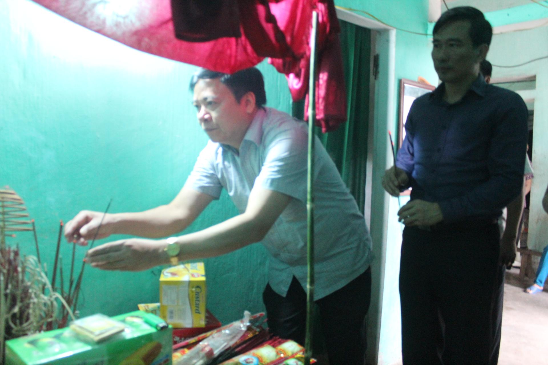 Chủ tịch Liên đoàn Lao động tỉnh Nguyễn Văn Thanh: Thăm hỏi gia đình có người bị chết do mưa lũ tại huyện Kỳ Anh.