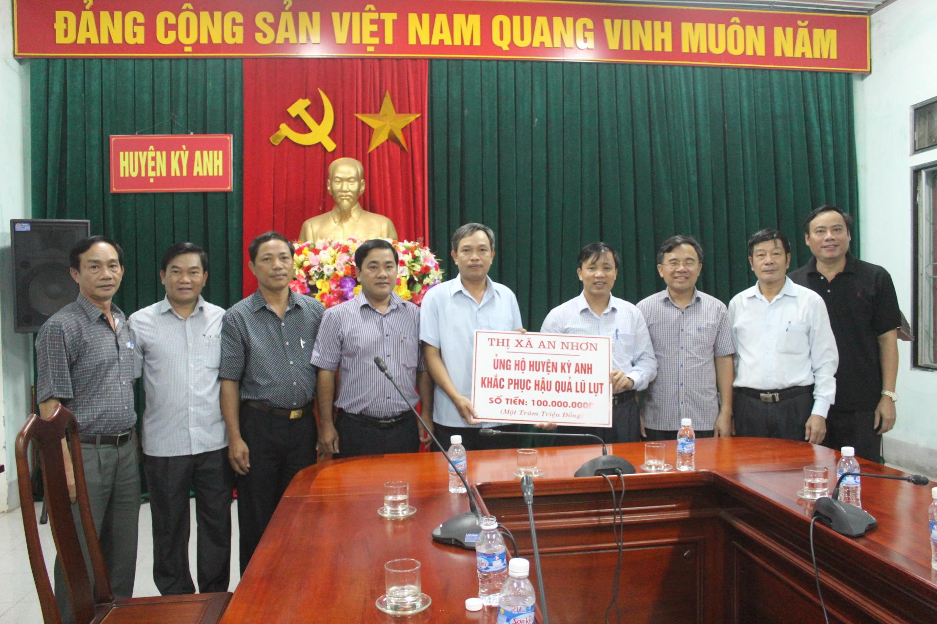 Đoàn Công tác Thị xã An Nhơn ( tỉnh Bình Định): Ủng hộ 100 triệu đồng cho bà con nhân dân huyện Kỳ Anh khắc phục khó khăn sau lũ lụt.