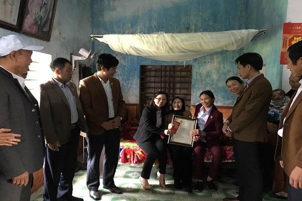Đồng chí Dương Thị Vân Anh – UVBTV Huyện ủy- Phó Chủ tịch Thường trực HĐND huyện Kỳ Anh: Tặng quà mừng thọ cụ Trần Thị Lép 100 tuổi ở xã Kỳ Hải.