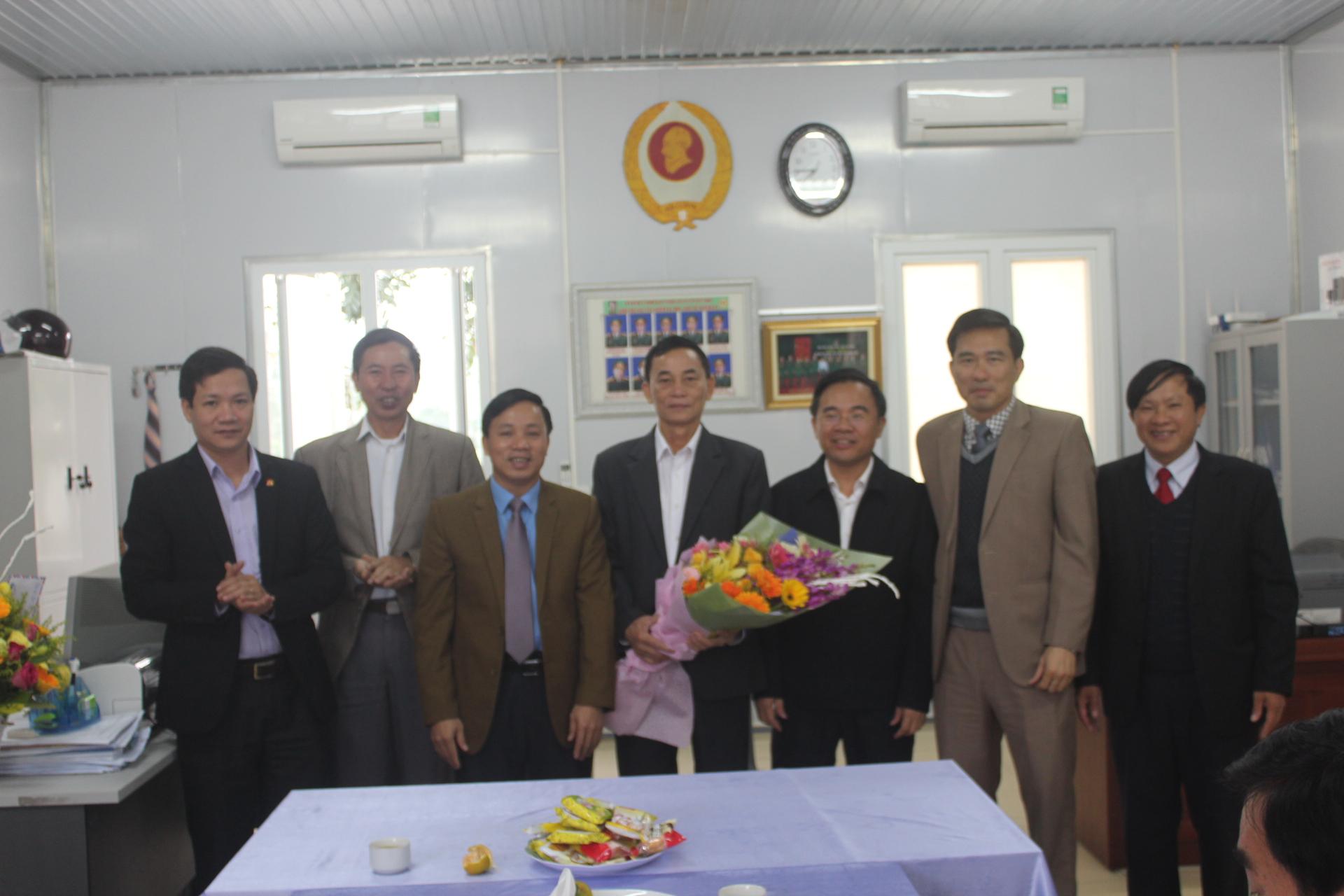 Các đồng chí lãnh đạo huyện Kỳ Anh: Chúc mừng Hội Cựu chiến binh huyện nhân kỷ niệm 27 năm ngày thành lập Hội Cựu Chiến binh Việt Nam