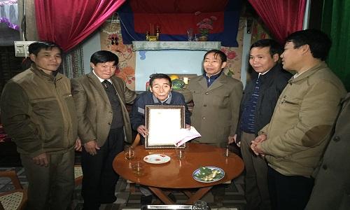Đồng chí Nguyễn Anh Đông- UVBTV Huyện ủy- Chủ nhiệm Uỷ ban Kiểm tra Huyện ủy Kỳ Anh: Thăm và chúc thọ cụ Võ Nội - 100 tuổi ở xã Kỳ Lạc.