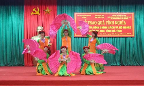 Báo Điện tử Đảng Cộng sản: Trao 300 suất quà cho các gia đình chính sách và hộ nghèo trên địa bàn huyện Kỳ Anh.