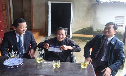 Đảng bộ khối Doanh nghiệp tỉnh: Trao tặng 20 suất quà cho đảng viên cao tuổi có hoàn cảnh khó khăn ở huyện Kỳ Anh.