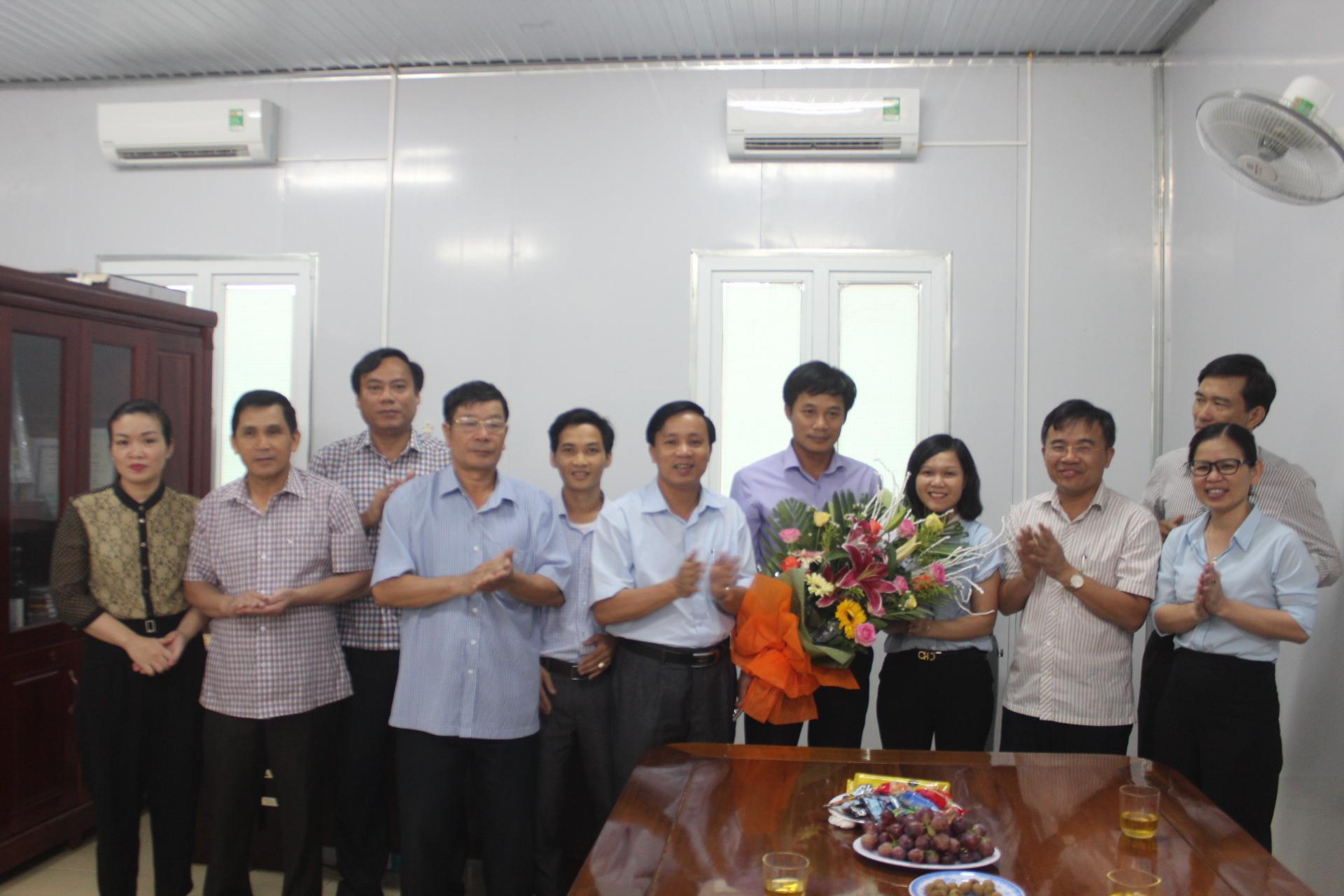 Các đồng chí lãnh đạo huyện Kỳ Anh: Chúc mừng Liên đoàn Lao động huyện nhân kỷ niệm 87 năm Ngày thành lập Công đoàn Việt Nam.