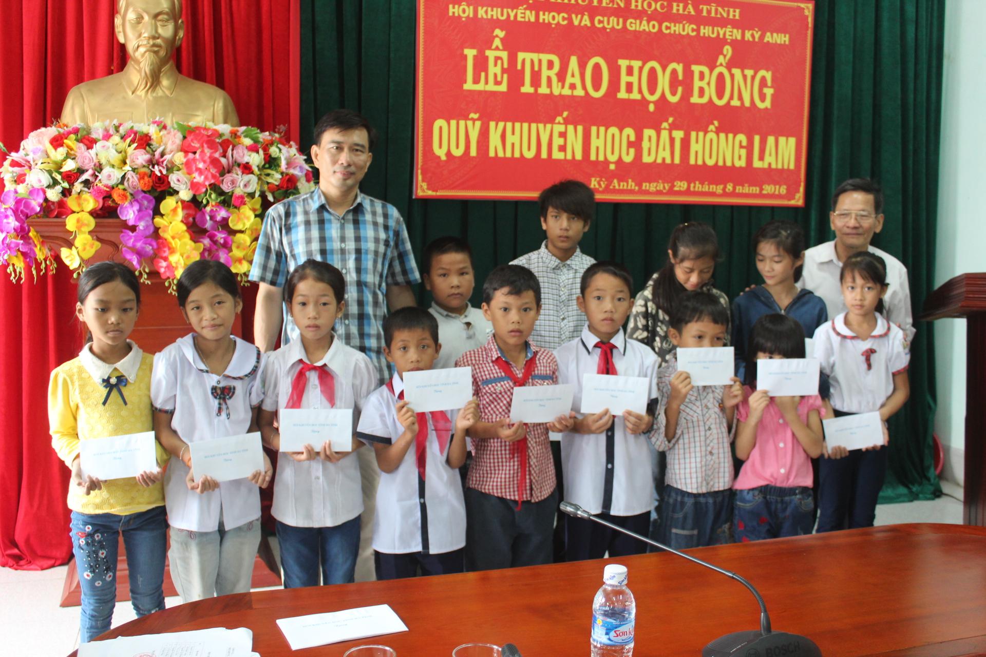 Hội Khuyến học tỉnh Hà Tĩnh: Trao 50 suất học bổng cho học sinh ở huyện Kỳ Anh.