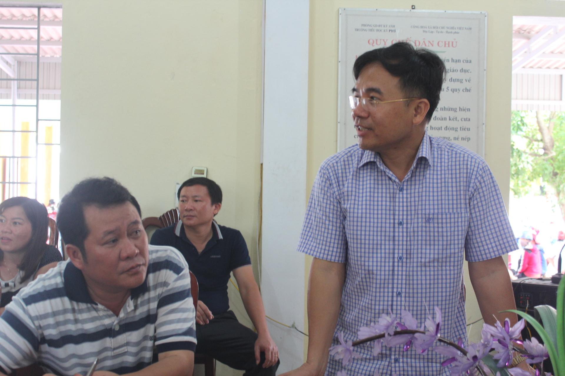 Các đồng chí lãnh đạo huyện Kỳ Anh: Kiểm tra công tác chuẩn bị khai giảng năm học mới.