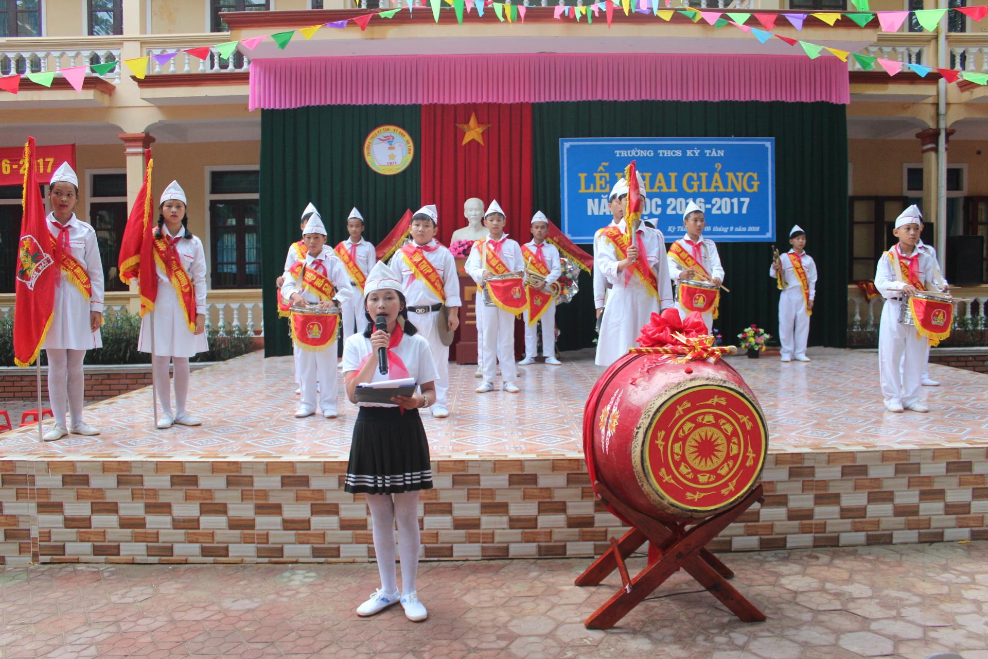 Đồng chí Nguyễn Xuân Thủy- Phó Chủ tịch UBND huyện Kỳ Anh: Dự lễ khai giảng năm học mới ở Trường Trung học Cơ sở Kỳ Tân.