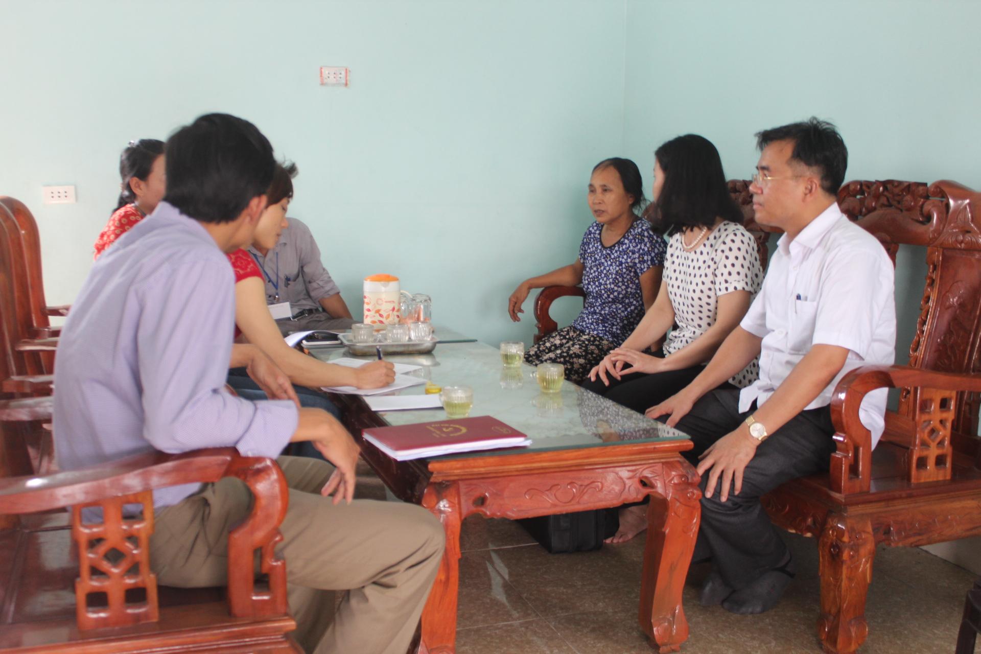 Đồng chí Vũ Thanh Liêm, Phó Tổng Cục trưởng- Tổng Cục Thống kê Việt Nam kiểm tra công tác Tổng điều tra nông thôn nông nghiệp thủy sản tại huyện Kỳ Anh.