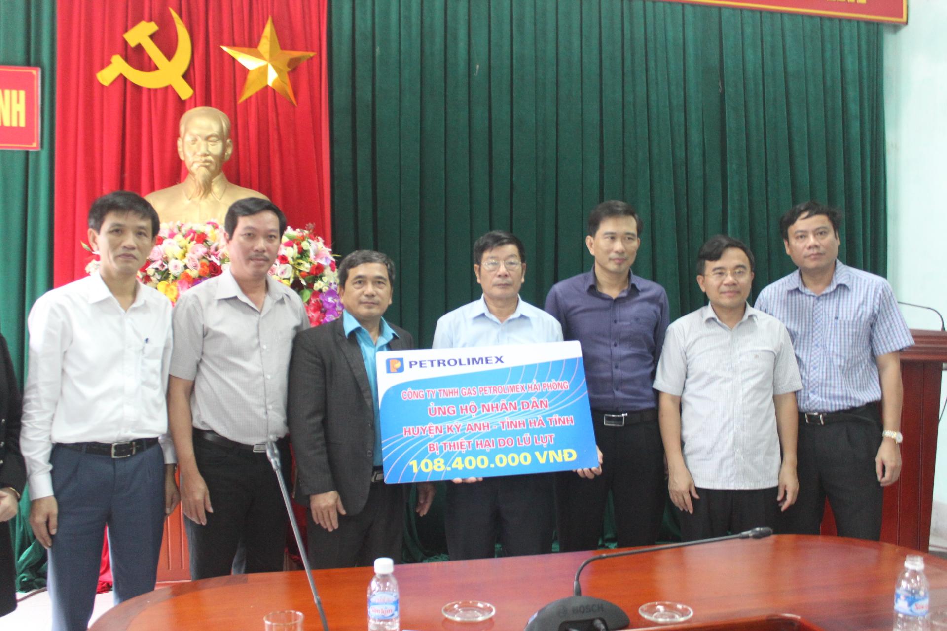 Các cơ quan, đơn vị trong cả nước tiếp tục ủng hộ đồng bào bị lũ lụt ở huyện Kỳ Anh.