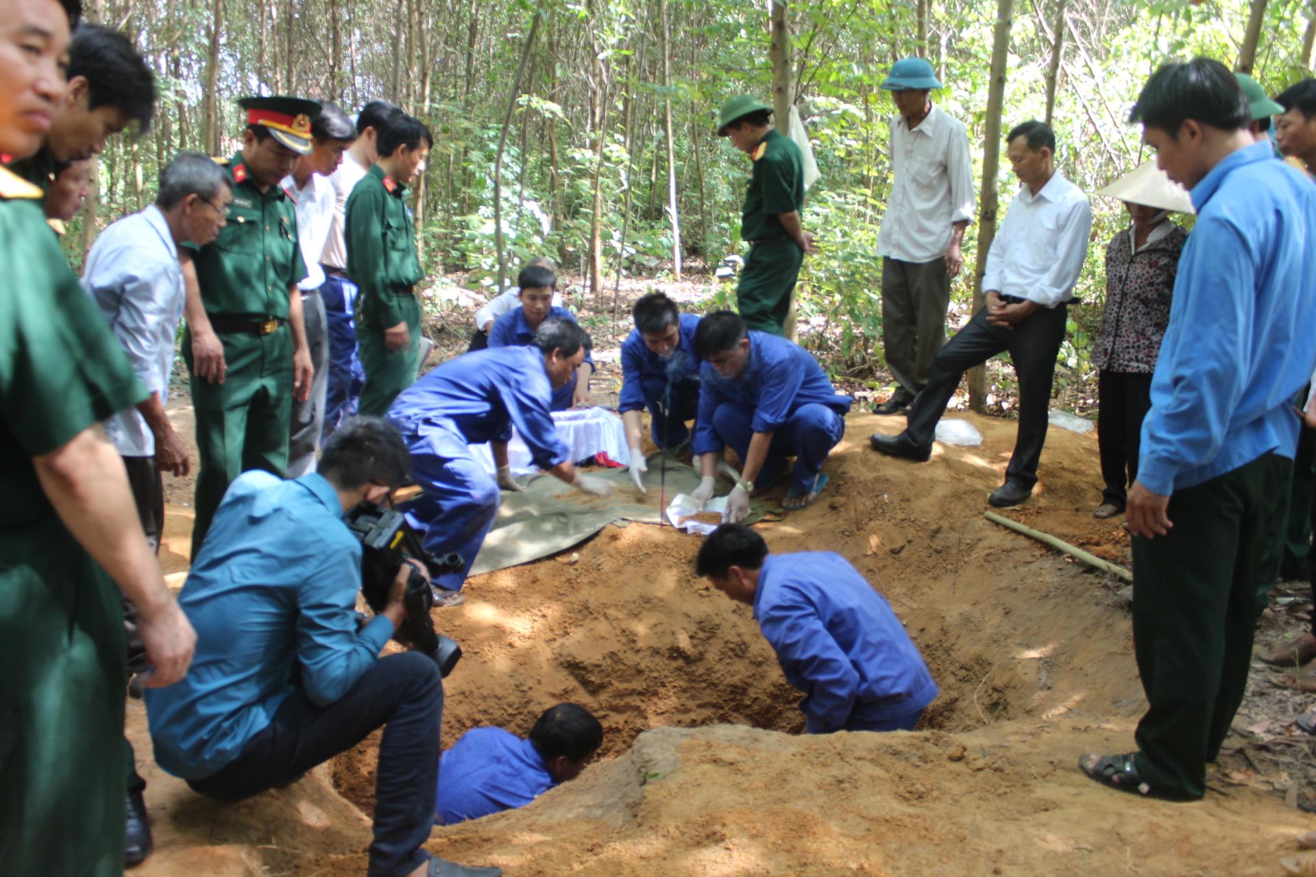 Huyện Kỳ Anh: Cất bốc hài cốt và viếng liệt sỹ Lê Ngọc Đào hy sinh trong kháng chiến chống Mỹ.