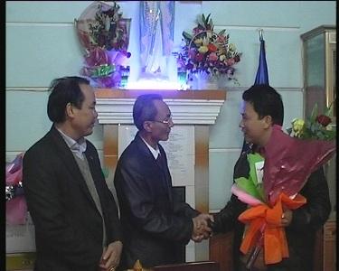 Đồng chí Đặng Quốc Khánh-PCTUBND tỉnh chúc mừng các vị linh mục và bà con giáo dân ở huyện Kỳ Anh nhân dịp lễ Noel.