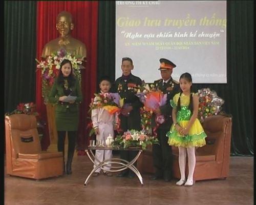 Trường tiểu học Kỳ Châu: Tổ chức diễn đàn chúng em nghe cựu chiến binh kể chuyện.