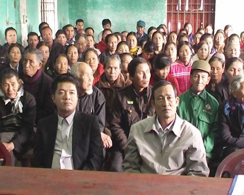 Đồng chí Nguyễn Văn Bổng- chủ tịch UBND huyện dự họp lấy ý kiến về đề án điều chỉnh địa giới hành chính huyện Kỳ Anh và thành lập thị xã mới với bà con nhân dân xã Kỳ Khang.