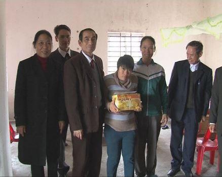 Đồng chí Lê Trọng Bính- TUV, Bí thư huyện ủy tặng quà cho các đối tượng khuyết tật, trẻ mô côi.