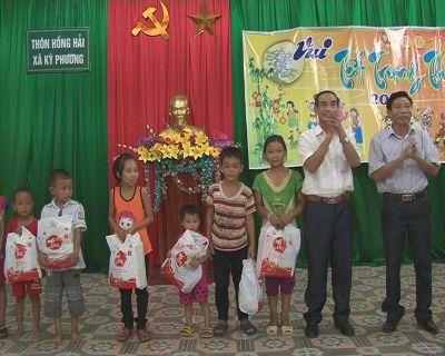 Đồng chí Lê Trọng Bính- TUV, Bí thư huyện ủy dự đêm hội “Vui tết trung thu” ở thôn Hồng Sơn –xã Kỳ Phương.
