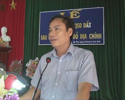 UBND huyện: Tổ chức lễ trao giấy chứng nhận quyền sử dụng đất đợt 1 cho bà con nhân dân xã Kỳ Thọ.