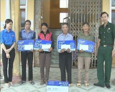 Huyện đoàn Kỳ Anh: Trao 40 suất quà cho các gia đình chính sách nhân kỷ niệm 67 năm ngày thương binh liệt sỹ.