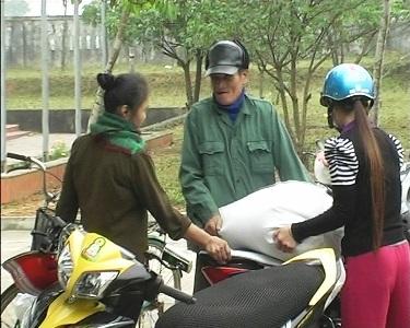Xã Kỳ Đồng tổ chức cấp phát 8,5 tấn gạo hỗ trợ cho bà con sau bão lụt.