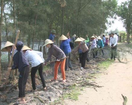 Thôn Phú Lợi xã Kỳ Phú ra quân giải tỏa hành làng giao thông.