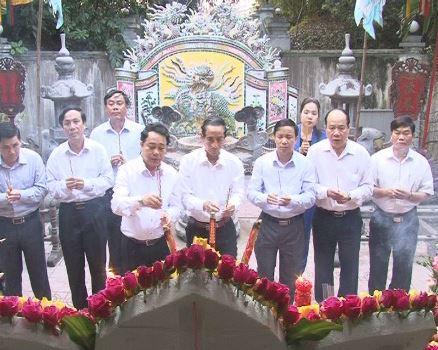 Các đ/c lãnh đạo huyện thắp hương nhân kỷ niệm 638 năm ngày mất Chế thắng Phu nhân Nguyễn Thị Bích Châu