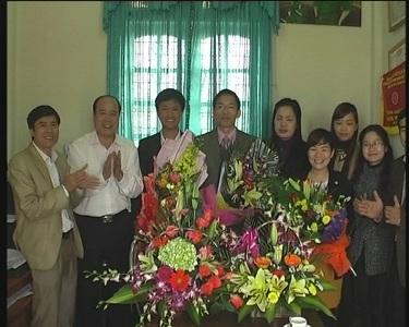 Các đồng chí lãnh đạo UBND huyện Chúc mừng huyện đoàn Kỳ Anh nhân kỷ niệm 83 năm ngày thành lập Đoàn TNCS Hồ Chí Minh và Trung tâm VH, TT, TT & DL huyện nhân ngày thể thao Việt Nam 27/3