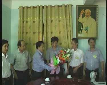 Các đồng chí Nguyễn Văn Bổng- Chủ tịch UBND huyện, Nguyễn Minh Hoàn- Phó chủ tịch TT UBND huyện tặng hoa chúc mừng tại các hội đồng thi tốt nghiệp THPT ở Trường THPT Kỳ Lâm và THPT Kỳ Anh.
