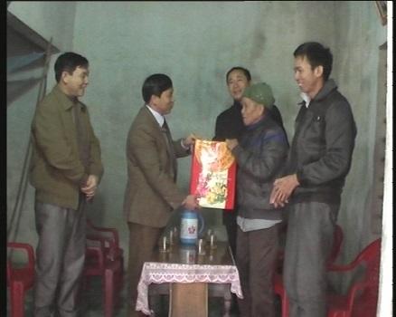 Đồng chí Nguyễn Văn Danh – Phó bí thư TT Huyện ủy thăm và tặng quà các đối tượng chính sách trên địa bàn xã Kỳ Hợp, huyện Kỳ Anh.