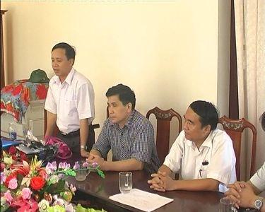 Đồng chí Nguyễn Văn Danh- Phó bí thư TT huyện uỷ tặng hoa chúc mừng tại hội đồng thi tốt nghiệp THPT ở Trường THPT Lê Quảng Chí