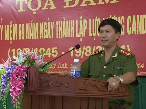 Lãnh đạo tỉnh, huyện tặng hoa chúc mừng cán bộ chiến sỹ Công an huyện nhân Kỷ niệm 69 năm ngày truyền thống Công an nhân dân