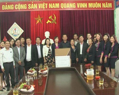 Ban Quản lý KKT tỉnh cùng các Doanh nghiệp trao tặng 25 bộ máy vi tính, máy chiếu để phục vụ cho việc giảng dạy tại một số trường học trên địa bàn Khu kinh tế Vũng Áng