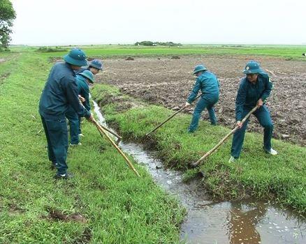 Dân quân tự vệ giúp dân xây dựng nông thôn mới