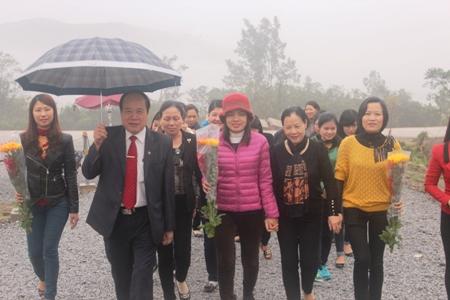 Nữ công UBND huyện Kỳ Anh hoạt động hướng về nguồn nhân kỷ niệm ngày quốc tế phụ nữ 8/3.