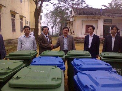 Xã Kỳ Trung: hội nghị triển khai nhiệm vụ nông thôn mới năm 2014 và nhận 10 thùng đựng rác do Cảng vụ hàng hải hà Tĩnh trao tặng.