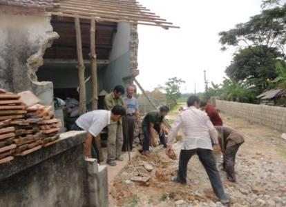Nhân dân xã Kỳ Tiến tình nguyện hiến đất, hiến cây, hiến công trình mở đường xây dựng Nông thôn mới