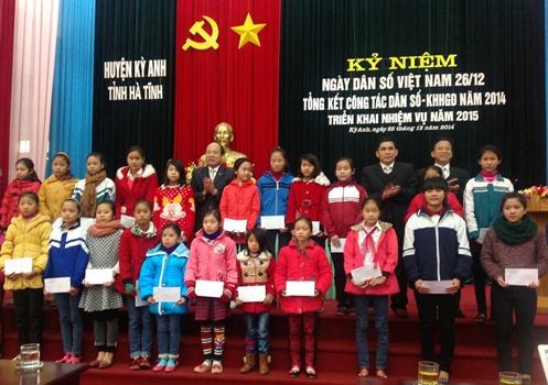 Huyện Kỳ Anh tổ chức Lễ kỷ niệm ngày Dân số Việt Nam (26/12) và Tổng kết công tác Dân số - Kế hoạch hoá gia đình năm 2014; triển khai nhiệm vụ năm 2015.