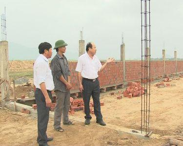 Đ/c Nguyễn Minh Hoàn- Phó Chủ tịch UBND huyện kiểm tra các mô hình kinh tế