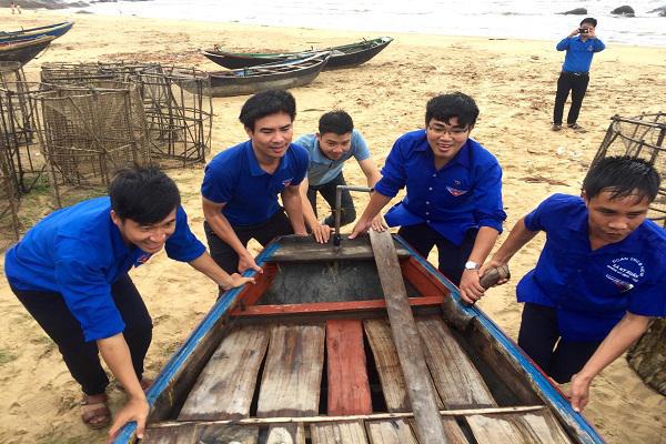 Chi đoàn UBND huyện Kỳ Anh: Giúp bà con ngư dân đưa tàu thuyền vào neo đậu an toàn trước cơn bảo số 2.