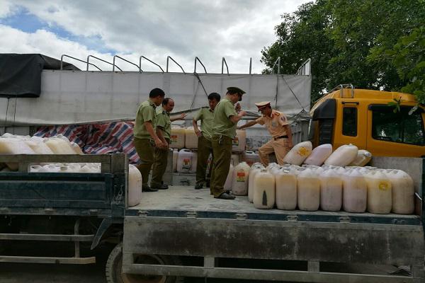 Tiêu hủy gần 6,3 tấn mỡ động vật không rõ nguồn gốc xuyên Việt