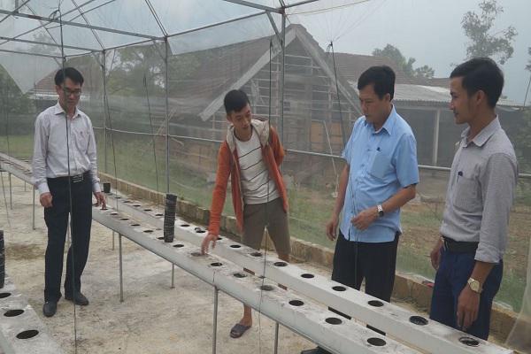 Đồng chí Phạm Văn Dũng, Phó Chủ tịch UBND huyện Kỳ Anh đi kiểm tra một số mô hình phát triển kinh tế trên địa bàn